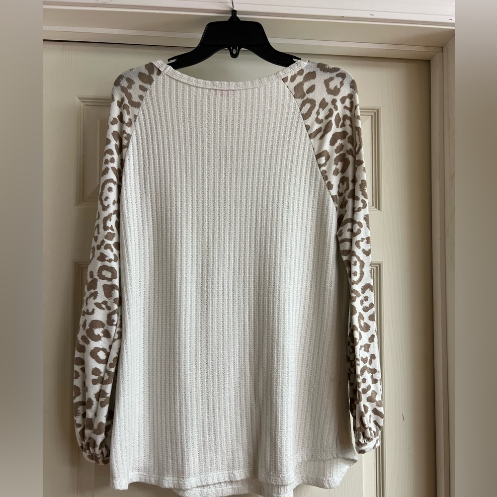 Pink Lily Leopard Print Sleeve Women's Top - Picture 2 of 3